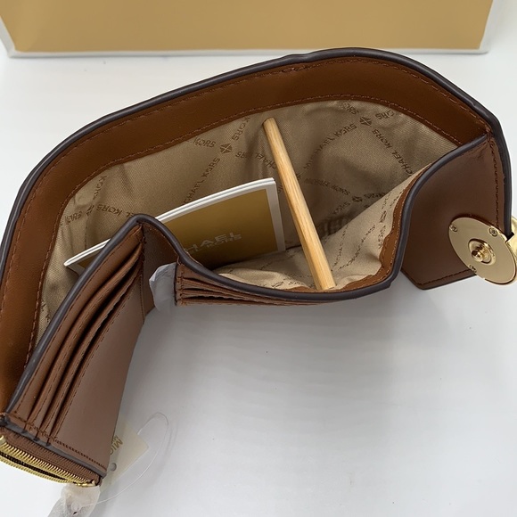 NWT MICHAEL KORS CARMEN MEDIUM FLAP BIFOLD WALLET VANILLA SIGNATURE COLOR - Picture 5 of 13